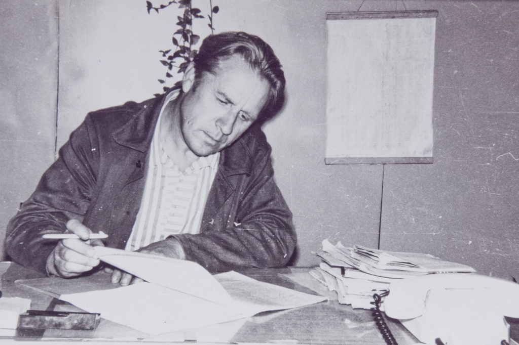 Михайлов за столом.jpg