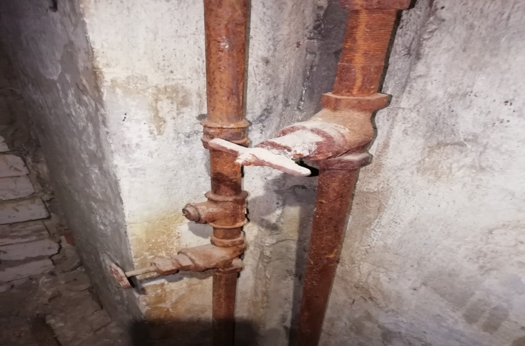 Амурская, 82 на стояках отопления отсутствует изоляция, вентиля в не рабочем состоянии..jpg